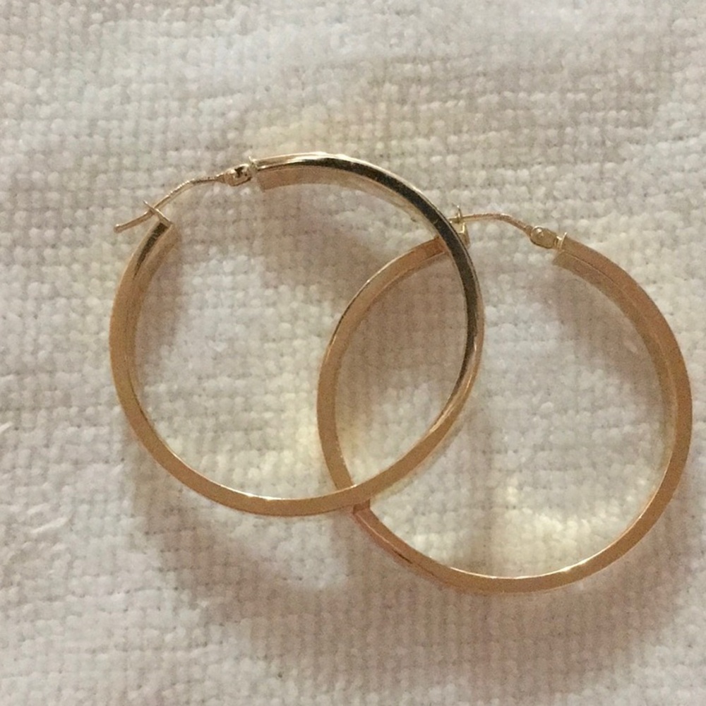 Stephane Oro 14kt yellow gold square tube round earrings. Medium 1.5 inches wide